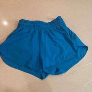 women’s lulu lemon track that short sz 6